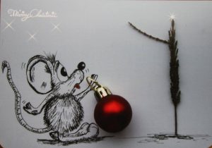 2015 heb ik een muisje getekend met een inktpen. daarna het balletje en het kale kersttakje opgeplakt en een foto gemaakt. Het resultaat was een grappige kerstkaart